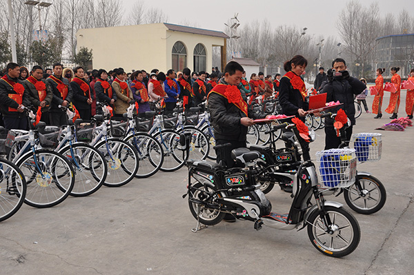 公司為勞動模范頒發電動車